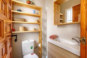 ロス・アルカサレスにあるCasa Jansiver - 450m de la playa, céntrica pero tranquilaのトイレと洗面台のあるバスルーム
