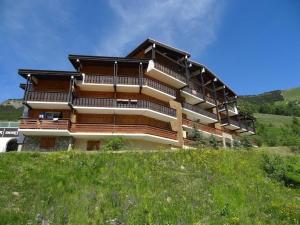 a large building on top of a hill at Appartement Les Deux Alpes, 2 pièces, 6 personnes - FR-1-516-60 in Les Deux Alpes