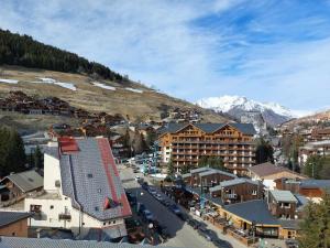 uma vista aérea de uma cidade com uma montanha em Appartement Les Deux Alpes, 2 pièces, 6 personnes - FR-1-516-93 em Les Deux Alpes