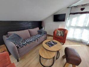 uma sala de estar com um sofá e uma mesa em Appartement Les Deux Alpes, 2 pièces, 6 personnes - FR-1-516-93 em Les Deux Alpes