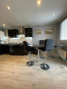 a kitchen with a table and chairs in a room at Appartement très proche centre LYON, 4 personnes in Caluire-et-Cuire
