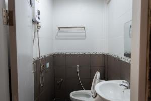 une salle de bain avec une douche, des toilettes et un lavabo dans l'établissement Buengngarm Resort, à Ban Sok Pho 62 autres photos