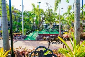 un parc avec un banc et une aire de jeux dans l'établissement Buengngarm Resort, 