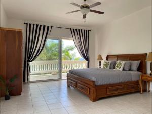 1 dormitorio con 1 cama y ventilador de techo en Spring Garden Mobay Resort, en Montego Bay