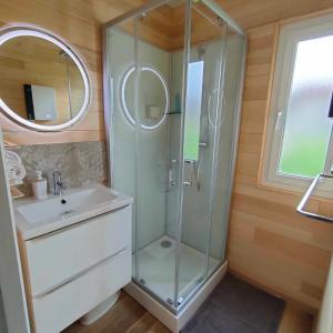 ein Bad mit einer Glasdusche und einem Waschbecken in der Unterkunft Gîte, aux portes du Morvan in Voudenay-lʼEglise
