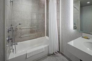 The Bevy Hotel Boerne, A Doubletree By Hilton的一间浴室