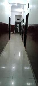 a hallway in a building with ailed floor at Hotel Shri Bhanwardeep in Nāthdwāra