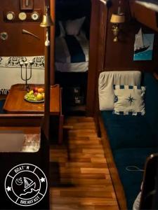 Habitación pequeña con mesa y cama en Boat n Breakfast, en Oeiras