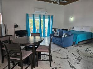 Χώρος καθιστικού στο Roots Cafe Rooms