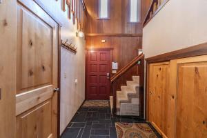 ein Flur mit einer roten Tür und einer Treppe in der Unterkunft Carnelian Bay 4BD Near Beach & Slopes in Carnelian Bay + 19 Fotos