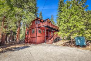 eine rote Hütte mitten im Wald in der Unterkunft Carnelian Bay 4BD Near Beach & Slopes in Carnelian Bay