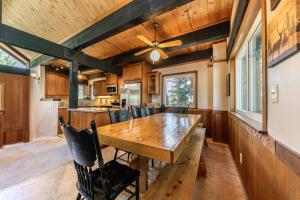 ein Esszimmer mit einem Holztisch und einem Deckenventilator in der Unterkunft Carnelian Bay 4BD Near Beach & Slopes in Carnelian Bay
