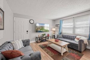 Posezení v ubytování Tranquil 2BR Apt Mpls - 8075 Apt 2