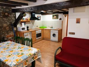 Een keuken of kitchenette bij Apartament el niu