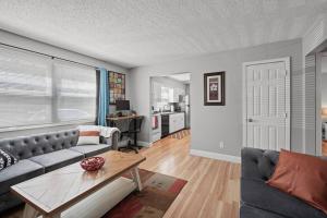 Posezení v ubytování Tranquil 2BR Apt Mpls - 8075 Apt 2