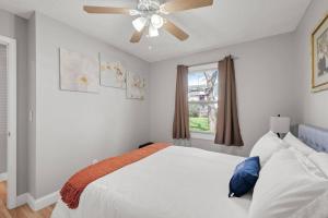 Postel nebo postele na pokoji v ubytování Tranquil 2BR Apt Mpls - 8075 Apt 2