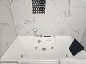 Ένα μπάνιο στο Roots Cafe Rooms
