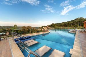 Bazén v ubytování Laghetto Golden nebo v jeho okolí