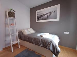 a bedroom with a bed with a picture on the wall at Descansa y disfruta de Ourense en Villa Fayma in Ourense