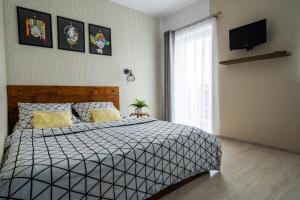 ein Schlafzimmer mit einem Bett und einem Fernseher an der Wand in der Unterkunft VERTUS in Jastrzębia Góra + 69 Fotos