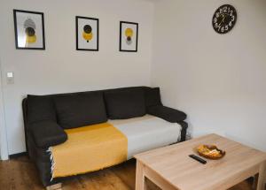 a couch in a living room with a coffee table at Ferienwohnung Am Bollenbach in Idar-Oberstein
