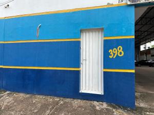 ein blau-gelbes Gebäude mit einer Tür in der Unterkunft Studio Executivo no Centro de Santarém - WIFI e Central de Ar in Santarém