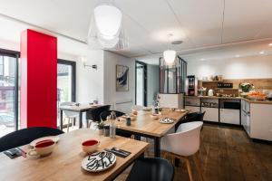 A cozinha ou cozinha compacta de Le Cornouaille Hotel & Spa