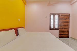 En eller flere senge i et værelse på OYO R. K. HOTEL & RESTAURANT