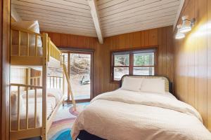 1 dormitorio con litera y escalera de litera en The Octagon on Big Bass, en Eagle River