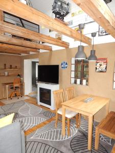 een woonkamer met een tafel en een open haard bij VINTAGE HOUSE Ferienwohnung LANDHAUS LAAVE 