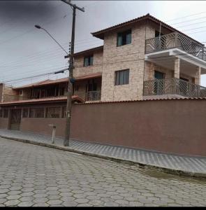 un edificio al lado de una calle en Pousada Canto Feliz, en Peruíbe