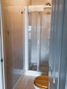 バーマスにあるWavecrestのバスルーム(シャワー、木製シート付きトイレ付)