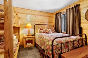 Smith chalet at snow summit #2278 في بيغ بير لاكي: غرفة نوم مع سرير في كابينة خشب