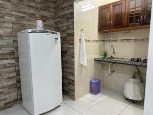 eine kleine Küche mit Kühlschrank in einem Zimmer in der Unterkunft Studio Executivo no Centro de Santarém - WIFI e Central de Ar in Santarém