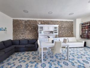 sala de estar con sofá y mesa en villa lucia, en Conca dei Marini