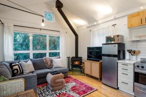 Una sala de estar con un sofá y una estufa. en 1BR and Loft, Close to Creekside Gondola by Harmony Whistler Vacations, en Whistler