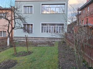 Taman di luar Parc Apart Vatra Dornei
