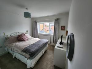 a bedroom with a bed and a window at Moorgreen in Bircotes