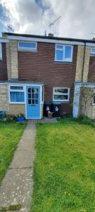 布里德波特的住宿－58 Magdalen Lane，一间砖房,有蓝色的门和院子