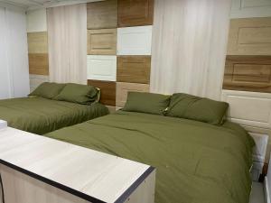 um quarto com duas camas e um balcão em PartyPad Newcastle em Saint Peters