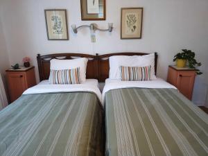 dos camas sentadas una al lado de la otra en una habitación en Charming Hideaway en Lafayette