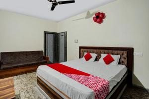 a bedroom with a bed and a ceiling fan at OYO Hotel Shubham in Rānchī