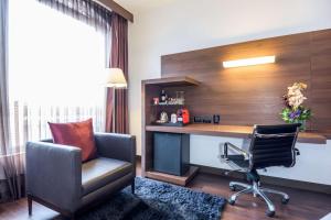 um quarto de hotel com uma secretária e uma cadeira em NH Collection Bogota Andino Royal em Bogotá