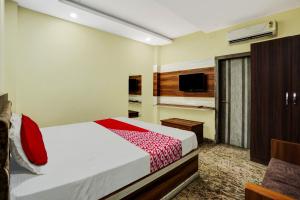 a bedroom with a bed and a television in it at OYO Hotel Shubham in Rānchī