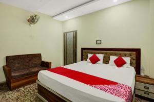 a bedroom with a large bed and a chair at OYO Hotel Shubham in Rānchī