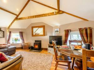 uma sala de estar com uma mesa e uma televisão em 2 Bed in Crickhowell 90346 em Crickhowell