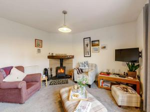 a living room with a couch and a fire place at 1 Bed in Fylingthorpe 90699 in Fylingdales
