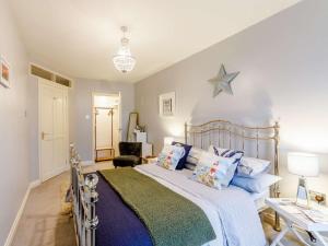 a bedroom with a bed and a star on the wall at 1 Bed in Fylingthorpe 90699 in Fylingdales