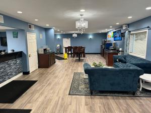 een woonkamer met blauwe muren en blauwe meubels bij Quality Inn & Suites in Cincinnati