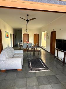 ein Wohnzimmer mit einem Sofa und einem Tisch in der Unterkunft Dulc in Ribeirão Preto
